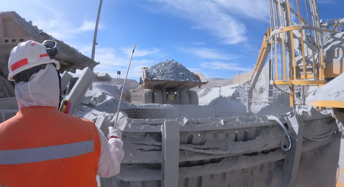 Profesionales Proconm realizando mediciones en terreno